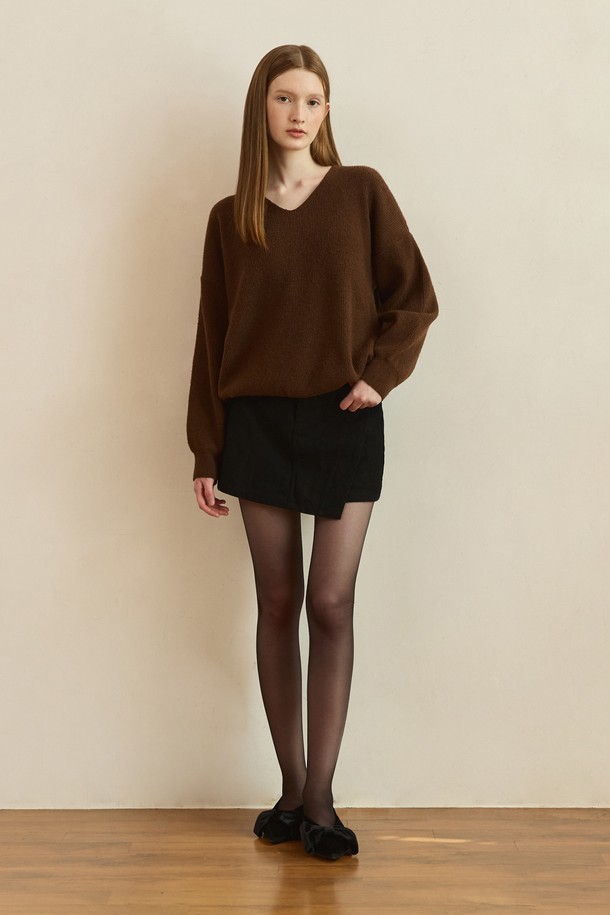 언밸런스 컷 미니 스커트 - 블랙은 미니멀하고 시크한 스타일을 연출하는 여성용 스커트입니다. 사계절 내내 착용 가능하며, 일상 및 데이트룩, 모임룩에 활용하기 좋습니다. 블랙 컬러의 무지 디자인에 언밸런스 컷팅 디테일이 더해져 세련된 포인트를 줍니다. 개성 있는 스타일을 완성하고 싶은 분들께 추천하는 아이템입니다.
