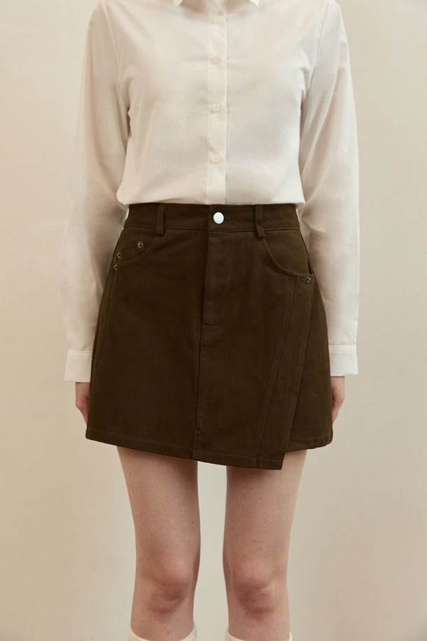 언밸런스 컷 미니 스커트 - 브라운은 캐주얼한 무드의 여성용 미니스커트입니다. 가을, 겨울에 어울리는 두꺼운 코듀로이 소재로 제작되어 뻣뻣한 촉감이 특징입니다. 언밸런스 컷팅 디테일이 돋보이며, 레귤러핏으로 제작되었습니다. 데이트룩, 모임룩, 캐주얼, 클래식, 미니멀 스타일을 모두 소화할 수 있는 활용도 높은 아이템입니다. 무지 디자인으로 어떤 상의와도 쉽게 매치하여 다양한 스타일을 연출할 수 있습니다.
