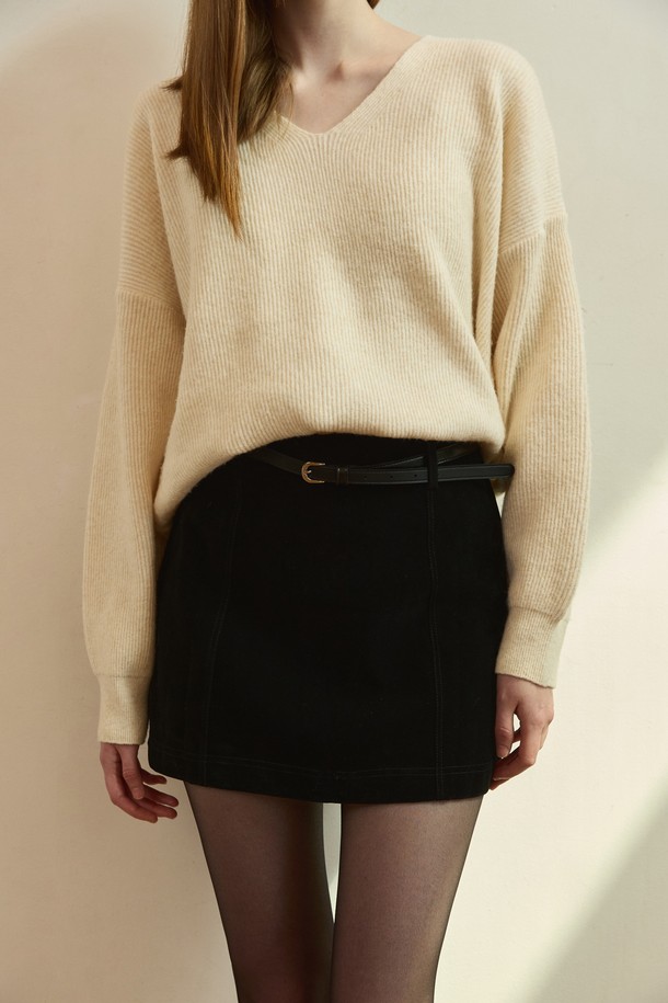 블랙 스웨이드 A 라인 미니 스커트는 가을, 겨울 시즌 데이트룩을 위한 완벽한 아이템입니다. 부드러운 촉감의 두꺼운 스웨이드 소재로 제작되어 따뜻함과 편안함을 동시에 선사합니다. 미니멀하고 베이직한 디자인은 다양한 상의와 매치하여 클래식, 시크한 스타일을 연출하기 좋습니다. 하이웨스트 디자인과 A라인 핏이 다리 라인을 더욱 길어 보이게 해주며, 무지 패턴으로 어떤 스타일에도 쉽게 어울립니다.
