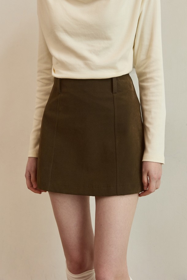 부드러운 스웨이드 소재의 브라운 A라인 미니 스커트입니다. 미니멀하고 베이직한 디자인으로, 가을, 겨울 데이트룩에 적합합니다. A라인 핏으로 다리 라인을 더욱 슬림하게 연출해주며, 심플한 디자인으로 어떤 상의와도 쉽게 매치할 수 있습니다. 촉감이 부드러워 편안하게 착용 가능하며, 무지 디자인으로 유행을 타지 않고 오랫동안 즐겨 입을 수 있습니다.
