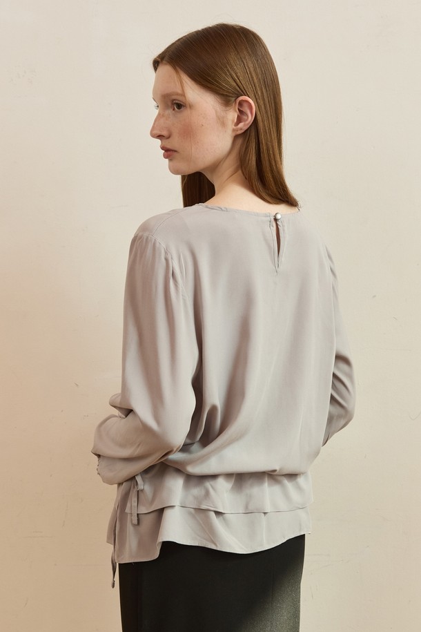 **레이어드 드로우스트링 플레어 블라우스 - 블루 그레이**는 우아하고 베이직한 스타일을 추구하는 여성 고객을 위한 상의입니다. 라운드넥 디자인에 얇은 두께감과 부드러운 촉감이 특징이며, 봄, 여름, 가을 계절에 활용하기 좋습니다. 루즈핏으로 편안함을 더하고, 레이어드 디테일과 드로우스트링, 플레어 디자인이 돋보입니다. 긴소매로 세련된 분위기를 연출하며, 클래식 및 미니멀 스타일의 코디에 적합합니다. 블루 그레이 컬러는 다양한 하의와 매치하기 용이하여 데일리룩으로 활용하기 좋습니다.
