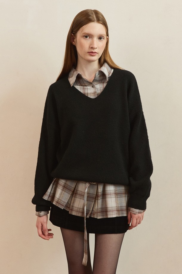 빈티지 블루 컬러의 플리츠 벨티드 블라우스입니다. 차이나칼라와 긴 소매, 레귤러 핏으로 클래식하고 우아한 분위기를 연출합니다. 허리 벨트 디테일과 플리츠 디자인으로 포인트를 더했으며, 봄, 가을에 오피스룩, 모임룩, 데이트룩 등 다양한 TPO에 활용하기 좋습니다. 잔잔한 체크 패턴이 돋보이는 레귤러 기장의 상의입니다.
