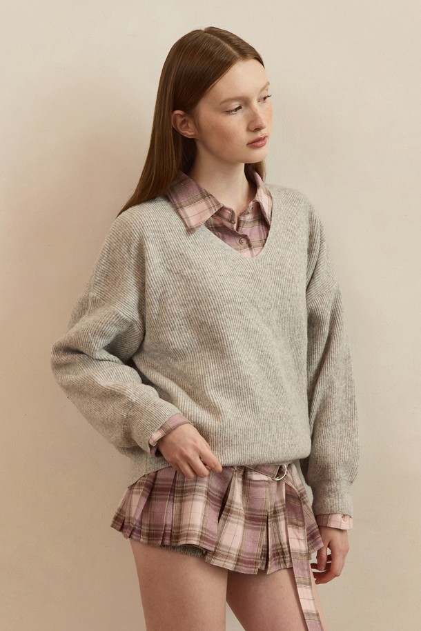 빈티지 핑크 색상의 플리츠 벨티드 블라우스는 여성스러운 실루엣을 연출하는 상의입니다. 카라 디자인과 긴 소매, 레귤러 핏으로 제작되었으며, 얇은 두께감으로 봄, 가을에 적합합니다. 플리츠와 벨트 디테일, 퍼프 소매가 특징이며 페미닌하고 클래식한 스타일을 더합니다. 데이트룩, 오피스룩, 모임룩 등 다양한 TPO에 활용 가능하며, 클래식, 미니멀, 로맨틱 스타일을 즐기는 분들께 추천합니다. 
