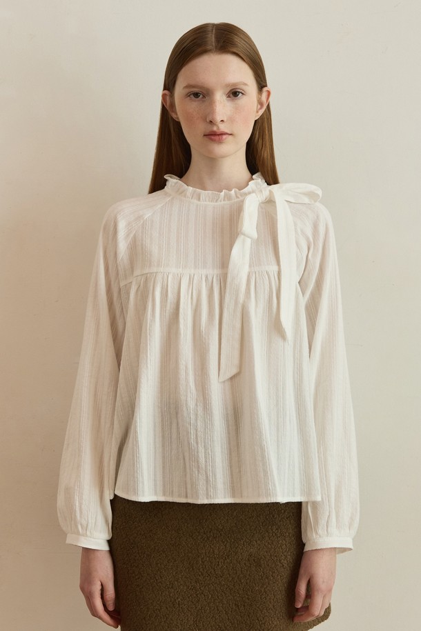 리본 넥 프릴 핀 자카드 블라우스 - 화이트는 여성 의류로, 우아하고 클래식한 스타일을 연출합니다. 부드러운 면 소재로 제작되어 봄, 여름 시즌에 얇고 편안하게 착용할 수 있습니다. 핀턱과 프릴 디테일이 돋보이며, 레귤러 핏과 긴 소매 기장으로 디자인되었습니다. 오피스룩, 모임룩, 소개팅룩 등 다양한 TPO에 활용 가능하며, 클래식, 미니멀, 로맨틱 스타일을 선호하는 분들께 추천합니다. 화이트 컬러의 자카드 무늬 블라우스는 세련된 분위기를 더합니다.
