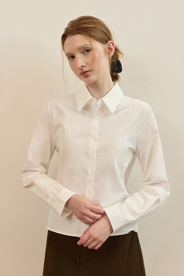 베이직한 디자인의 스탠다드 슬림핏 클린 셔츠 - 화이트입니다. 여성 의류로, 면 소재로 제작되어 부드러운 촉감을 선사합니다. 봄, 여름, 가을, 계절에 걸쳐 오피스룩, 출근룩, 데이트룩 등 다양한 TPO에 활용 가능합니다. 미니멀, 클래식, 시크 스타일을 즐기는 분들께 추천하며, 얇은 두께감과 차이나칼라, 긴 소매 디자인이 특징입니다. 슬림핏으로 깔끔하고 세련된 핏을 연출합니다.
