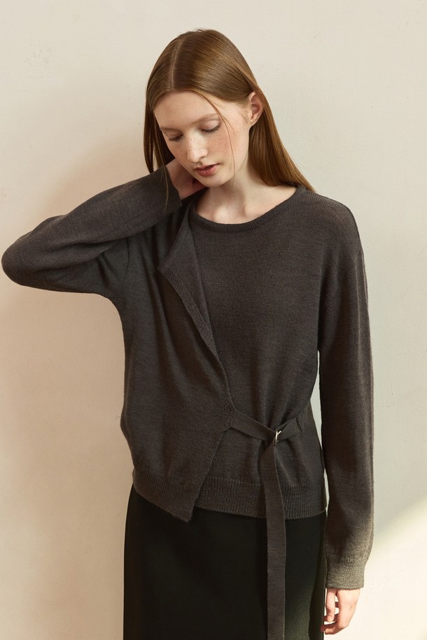 차콜 색상의 Bouckle lap (부클 랩) 모던 니트는 여성스러운 실루엣을 연출하는 긴 소매 니트입니다. 두꺼운 두께감과 부드러운 촉감으로 가을, 겨울철 따뜻하게 착용하기 좋으며, 일상 및 출근룩, 모임룩에 모두 잘 어울립니다. 미니멀하고 베이직한 스타일로, 벨트 디테일이 포인트로 더해져 세련된 느낌을 선사합니다. 라운드넥 디자인과 레귤러핏으로 편안하게 착용 가능하며, 다양한 하의와 매치하여 클래식한 무드를 연출할 수 있습니다.
