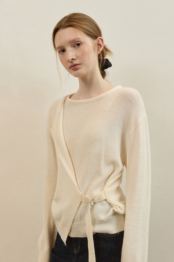 **Bouckle lap modern knit - 아이보리**

부드러운 촉감의 아이보리 컬러 니트입니다. 얇은 두께감으로 봄, 가을 간절기에 활용하기 좋으며, 라운드넥과 긴소매 디자인으로 제작되었습니다. 랩 스타일과 버클 디테일이 더해져 미니멀하면서도 모던한 무드를 연출합니다. 레귤러 핏으로 편안하게 착용할 수 있으며, 다양한 스타일과 코디네이션이 용이합니다. 일상에서 세련된 스타일을 완성해 보세요.
