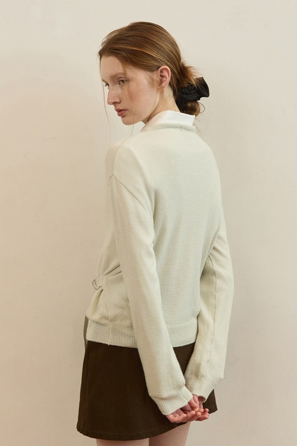 Bouckle lap modern knit (부클 랩 모던 니트) - 민트는 여성용 상의 니트/스웨터로, 봄, 가을에 어울리는 크롭 기장의 긴 소매 제품입니다. 부드러운 촉감의 니트 소재로 제작되었으며, 라운드넥과 레귤러핏으로 편안하게 착용할 수 있습니다. 미니멀하고 모던한 스타일을 연출하며, 벨트 디테일이 포인트로 더해져 세련된 느낌을 줍니다. 밝고 산뜻한 민트 컬러가 돋보여 일상복으로 활용하기 좋습니다.
