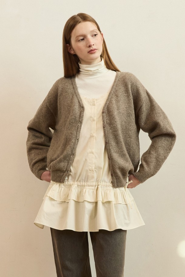 아이보리 컬러의 빈티지 드로스트링 레이어드 원피스입니다. 부드러운 A라인 실루엣과 긴 소매, 터틀넥 디자인으로 우아하고 클래식한 분위기를 연출합니다. 허리 드로스트링과 프릴 디테일이 여성스러운 무드를 더하며, 봄, 가을에 데이트룩 또는 모임룩으로 활용하기 좋습니다. 미니멀, 로맨틱 스타일을 선호하는 분들께 추천합니다.
