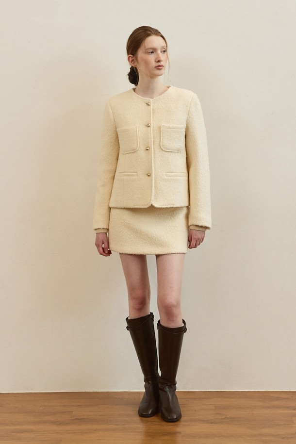 아이보리 색상의 테디 부클 트위드 미니 스커트입니다. 부드러운 촉감의 테디 부클 소재와 두꺼운 두께로 가을, 겨울 시즌에 따뜻하게 착용하기 좋습니다. 클래식하고 우아한 스타일을 연출하며, A라인 핏으로 다리가 길어 보이는 효과를 줍니다. 데이트룩, 모임룩, 소개팅룩 등 다양한 TPO에 활용하기 좋으며, 미니멀한 스타일을 즐기는 분들께 추천합니다. 무지 디자인으로 어떤 상의와도 쉽게 매치할 수 있어 활용도가 높습니다.
