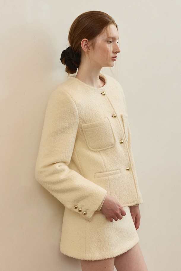 아이보리 컬러의 테디 트위드 셋업은 여성스러운 매력을 극대화하는 상의입니다. 부드러운 촉감의 트위드 소재와 라운드넥, 긴소매, 레귤러핏 디자인이 어우러져 클래식하고 엘레강스한 분위기를 연출합니다. 데이트룩, 모임룩, 소개팅룩 등 특별한 날에 어울리며, 미니멀하고 시크한 스타일을 완성합니다. 크롭 기장의 상의에 무지 패턴과 포켓 디테일이 더해져 세련된 느낌을 더합니다. 봄, 가을 시즌에 두꺼운 두께감으로 따뜻하게 착용할 수 있습니다.
