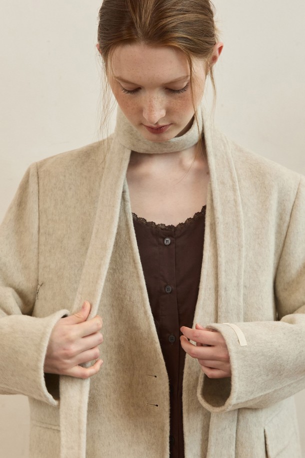 오트밀 색상의 Pebble button 핸드메이드 울 재킷입니다. 여성 의류로, 가을과 겨울에 착용하기 좋습니다. 미니멀하고 클래식한 스타일을 연출하며, 레귤러 핏과 긴 소매 기장, 두꺼운 두께감으로 따뜻함을 더합니다. 싱글 코트 타입에 버튼 디테일이 돋보이며, 부드러운 촉감의 울 소재로 제작되어 오피스룩, 출근룩, 모임룩 등 다양한 TPO에 활용할 수 있습니다.
