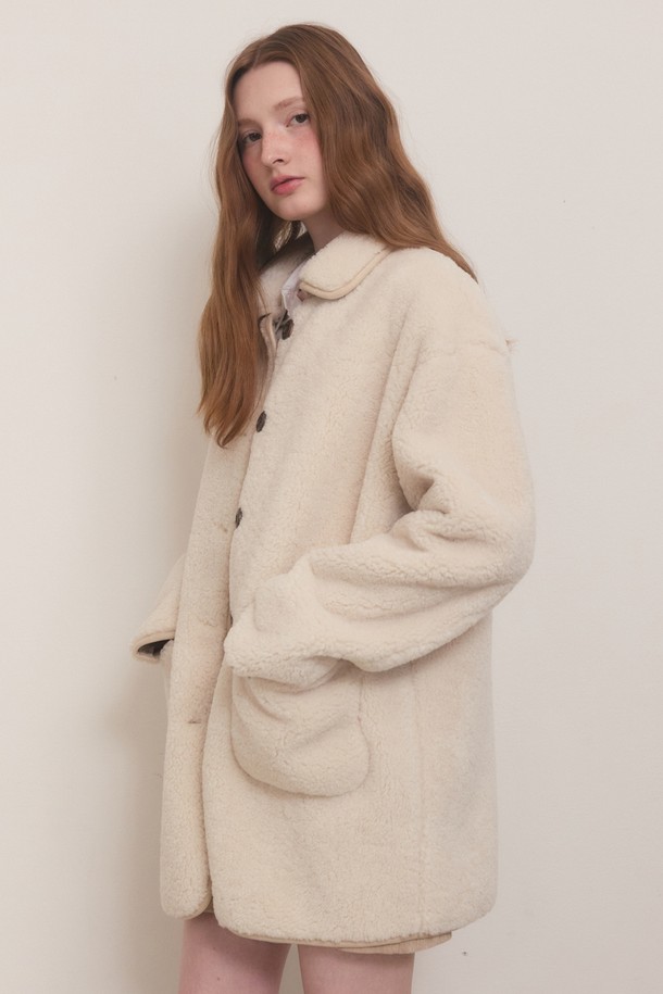 아이보리 컬러의 Point 스웨이드 카라 무스탕 하프 코트입니다. 부드러운 촉감의 스웨이드 소재로 제작되어 가을, 겨울 시즌에 따뜻하게 착용하기 좋습니다. 하프 기장으로 다양한 스타일 연출이 용이하며, 캐주얼 및 베이직 스타일을 즐겨 입는 여성분들에게 추천합니다. 레귤러핏으로 편안한 착용감을 선사하며, 버튼 여밈 방식으로 간편하게 착용할 수 있습니다. 스웨이드 카라 디테일이 돋보이는 디자인으로, 데일리룩에 포인트 아이템으로 활용하기 좋습니다.
