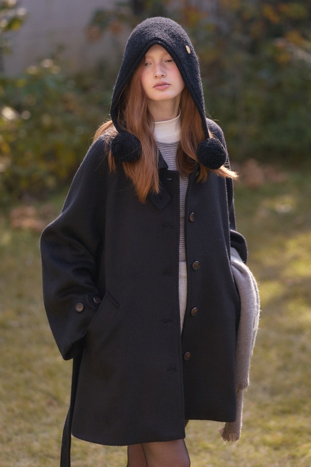 핸드메이드 루즈 핏 발마칸 하프 코트 - 블랙은 가을, 겨울 시즌에 어울리는 여성용 아우터입니다. 울 소재로 제작되어 두꺼운 두께감을 자랑하며, 루즈핏 디자인으로 편안한 착용감을 선사합니다. 클래식하고 미니멀한 스타일을 추구하는 분들께 추천하며, 출근룩, 오피스룩, 모임룩 등 다양한 TPO에 활용할 수 있습니다. 버튼 여밈 방식과 긴 소매 기장, 발마칸 코트 타입으로 시크한 매력을 더했습니다. 무지 패턴의 블랙 컬러는 어떤 옷에도 쉽게 매치하여 스타일리시한 연출을 가능하게 합니다.
