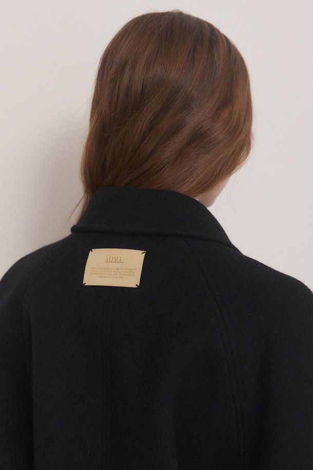 **핸드메이드 루즈 핏 롱 코트 - 블랙**

가을, 겨울 시즌에 어울리는 여성용 핸드메이드 롱 코트입니다. 울 소재로 제작되어 두꺼운 두께감으로 보온성을 높였으며, 루즈 핏과 오버사이즈 디자인으로 편안한 착용감을 선사합니다. 블랙 컬러의 무지 디자인으로 미니멀하고 베이직한 스타일을 연출하며, 버튼 여밈 방식으로 클래식하고 시크한 분위기를 더했습니다. 출근룩, 오피스룩, 모임룩 등 다양한 TPO에 활용 가능하며, 긴 소매 기장으로 세련된 실루엣을 완성합니다.
