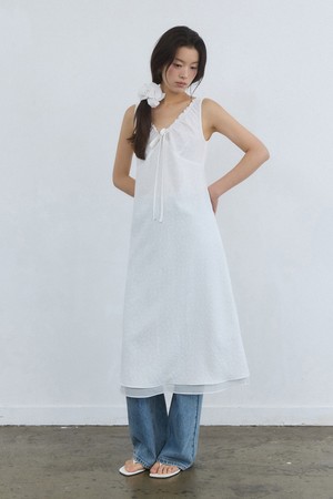 Embo flower pattern shirring ribbon dress - white