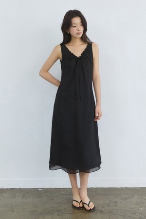 Embo flower pattern shirring ribbon dress - black