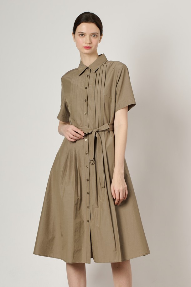 [24SU] 핀턱 셔츠 원피스는 다크 베이지 색상의 여성용 셔츠 원피스로, 면과 폴리에스터 혼방 소재로 제작되어 여름철 데일리룩으로 적합합니다. 상단의 핀턱 디테일과 벨트 구성이 특징이며, 슬림핏 실루엣과 자연스럽게 퍼지는 밑단이 돋보입니다. 안감이 있어 편안하게 착용 가능하며, 베이직하고 클래식한 무드를 연출할 수 있는 무지 패턴의 반소매 셔츠 원피스입니다.
