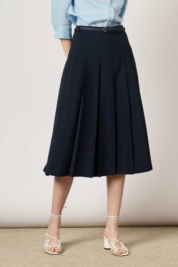[24SU]솔리드 플리츠 스커트는 다크 네이비 색상의 고급스러운 컬러감이 돋보이는 여성 플리츠 스커트입니다. 폴리에스터 소재로 제작되었으며, 규칙적인 변형 플리츠 디자인과 풍성한 핏이 특징입니다. 안감이 있어 편안하게 착용 가능하며, 클래식하고 우아한 스타일 연출에 용이하여 일상복뿐 아니라 포멀한 자리에도 잘 어울립니다.
