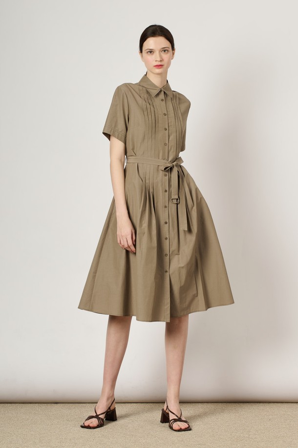 [24SU] 핀턱 셔츠 원피스는 다크 베이지 색상의 여성용 셔츠 원피스로, 면과 폴리에스터 혼방 소재로 제작되어 여름철 데일리룩으로 적합합니다. 상단의 핀턱 디테일과 벨트 구성이 특징이며, 슬림핏 실루엣과 자연스럽게 퍼지는 밑단이 돋보입니다. 안감이 있어 편안하게 착용 가능하며, 베이직하고 클래식한 무드를 연출할 수 있는 무지 패턴의 반소매 셔츠 원피스입니다.
