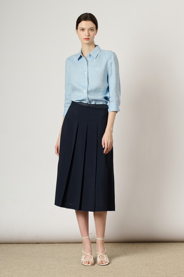 [24SU]솔리드 플리츠 스커트는 다크 네이비 색상의 고급스러운 컬러감이 돋보이는 여성 플리츠 스커트입니다. 폴리에스터 소재로 제작되었으며, 규칙적인 변형 플리츠 디자인과 풍성한 핏이 특징입니다. 안감이 있어 편안하게 착용 가능하며, 클래식하고 우아한 스타일 연출에 용이하여 일상복뿐 아니라 포멀한 자리에도 잘 어울립니다.
