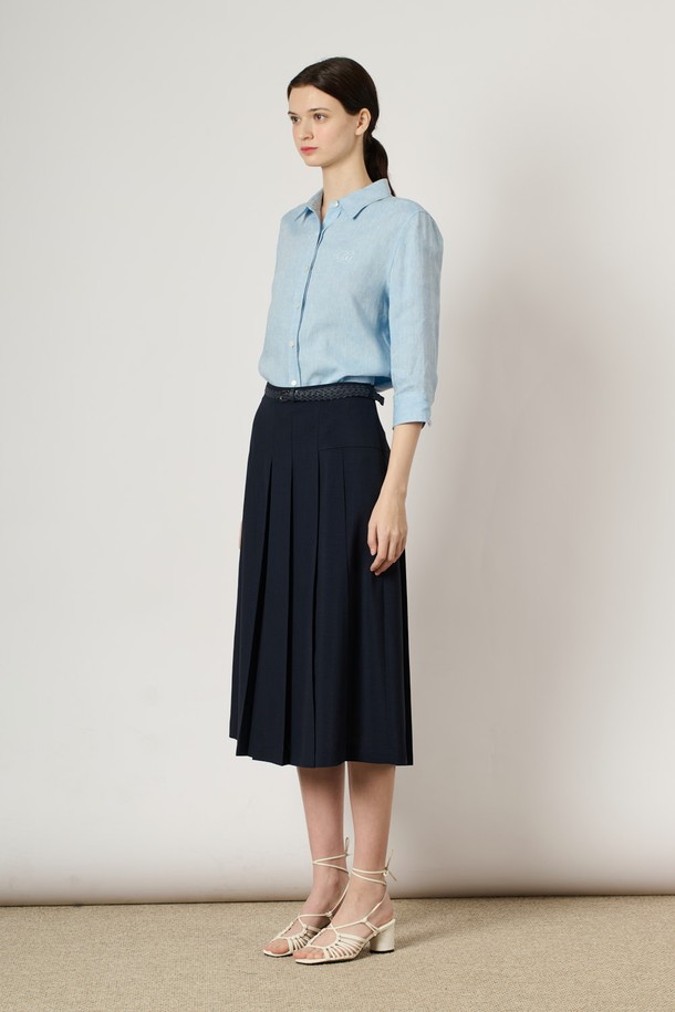 [24SU]솔리드 플리츠 스커트는 다크 네이비 색상의 고급스러운 컬러감이 돋보이는 여성 플리츠 스커트입니다. 폴리에스터 소재로 제작되었으며, 규칙적인 변형 플리츠 디자인과 풍성한 핏이 특징입니다. 안감이 있어 편안하게 착용 가능하며, 클래식하고 우아한 스타일 연출에 용이하여 일상복뿐 아니라 포멀한 자리에도 잘 어울립니다.
