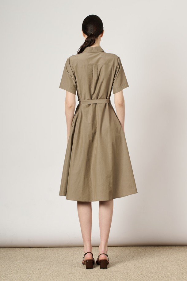 [24SU] 핀턱 셔츠 원피스는 다크 베이지 색상의 여성용 셔츠 원피스로, 면과 폴리에스터 혼방 소재로 제작되어 여름철 데일리룩으로 적합합니다. 상단의 핀턱 디테일과 벨트 구성이 특징이며, 슬림핏 실루엣과 자연스럽게 퍼지는 밑단이 돋보입니다. 안감이 있어 편안하게 착용 가능하며, 베이직하고 클래식한 무드를 연출할 수 있는 무지 패턴의 반소매 셔츠 원피스입니다.
