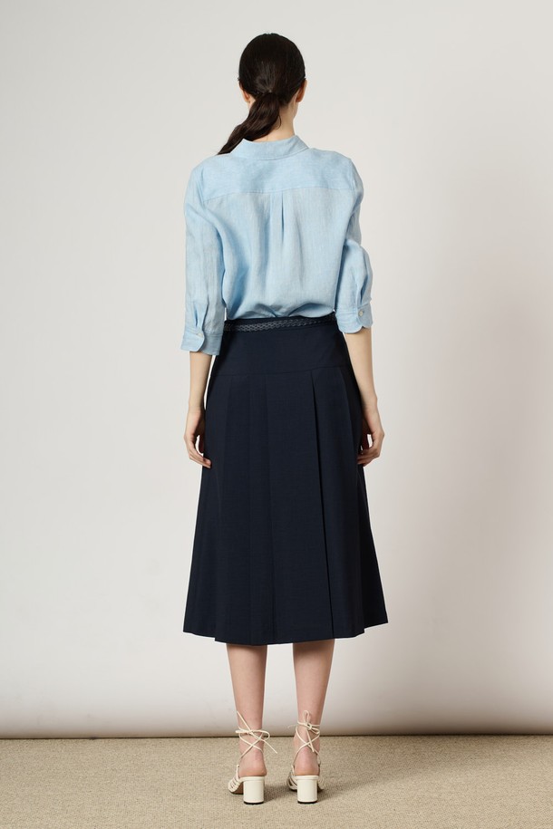 [24SU]솔리드 플리츠 스커트는 다크 네이비 색상의 고급스러운 컬러감이 돋보이는 여성 플리츠 스커트입니다. 폴리에스터 소재로 제작되었으며, 규칙적인 변형 플리츠 디자인과 풍성한 핏이 특징입니다. 안감이 있어 편안하게 착용 가능하며, 클래식하고 우아한 스타일 연출에 용이하여 일상복뿐 아니라 포멀한 자리에도 잘 어울립니다.
