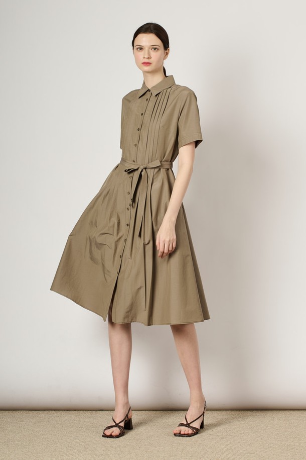 [24SU] 핀턱 셔츠 원피스는 다크 베이지 색상의 여성용 셔츠 원피스로, 면과 폴리에스터 혼방 소재로 제작되어 여름철 데일리룩으로 적합합니다. 상단의 핀턱 디테일과 벨트 구성이 특징이며, 슬림핏 실루엣과 자연스럽게 퍼지는 밑단이 돋보입니다. 안감이 있어 편안하게 착용 가능하며, 베이직하고 클래식한 무드를 연출할 수 있는 무지 패턴의 반소매 셔츠 원피스입니다.
