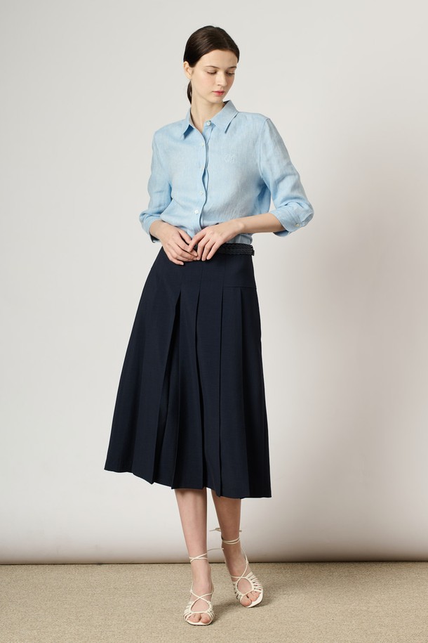 [24SU]솔리드 플리츠 스커트는 다크 네이비 색상의 고급스러운 컬러감이 돋보이는 여성 플리츠 스커트입니다. 폴리에스터 소재로 제작되었으며, 규칙적인 변형 플리츠 디자인과 풍성한 핏이 특징입니다. 안감이 있어 편안하게 착용 가능하며, 클래식하고 우아한 스타일 연출에 용이하여 일상복뿐 아니라 포멀한 자리에도 잘 어울립니다.
