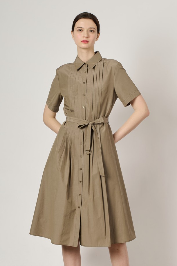 [24SU] 핀턱 셔츠 원피스는 다크 베이지 색상의 여성용 셔츠 원피스로, 면과 폴리에스터 혼방 소재로 제작되어 여름철 데일리룩으로 적합합니다. 상단의 핀턱 디테일과 벨트 구성이 특징이며, 슬림핏 실루엣과 자연스럽게 퍼지는 밑단이 돋보입니다. 안감이 있어 편안하게 착용 가능하며, 베이직하고 클래식한 무드를 연출할 수 있는 무지 패턴의 반소매 셔츠 원피스입니다.
