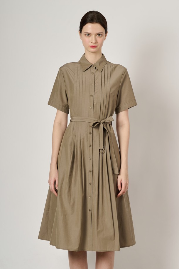 [24SU] 핀턱 셔츠 원피스는 다크 베이지 색상의 여성용 셔츠 원피스로, 면과 폴리에스터 혼방 소재로 제작되어 여름철 데일리룩으로 적합합니다. 상단의 핀턱 디테일과 벨트 구성이 특징이며, 슬림핏 실루엣과 자연스럽게 퍼지는 밑단이 돋보입니다. 안감이 있어 편안하게 착용 가능하며, 베이직하고 클래식한 무드를 연출할 수 있는 무지 패턴의 반소매 셔츠 원피스입니다.
