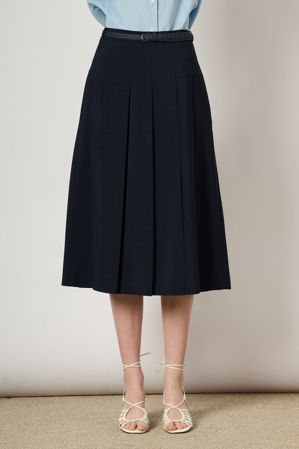 [24SU]솔리드 플리츠 스커트는 다크 네이비 색상의 고급스러운 컬러감이 돋보이는 여성 플리츠 스커트입니다. 폴리에스터 소재로 제작되었으며, 규칙적인 변형 플리츠 디자인과 풍성한 핏이 특징입니다. 안감이 있어 편안하게 착용 가능하며, 클래식하고 우아한 스타일 연출에 용이하여 일상복뿐 아니라 포멀한 자리에도 잘 어울립니다.
