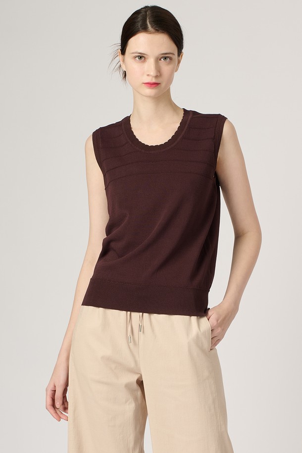 [24SU] 엠보 스트라이프 니트 슬리브리스는 다크 브라운 색상의 여성용 니트 슬리브리스로, 엠보 스트라이프 패턴이 돋보입니다. 레이온, 나일론 혼방 소재로 제작되어 부드러운 촉감을 자랑하며, 얇은 두께로 여름철 일상복으로 시원하게 착용 가능합니다. 라운드넥 디자인의 레귤러 핏으로 편안함을 더했으며, 셋업 연출이 가능합니다.
