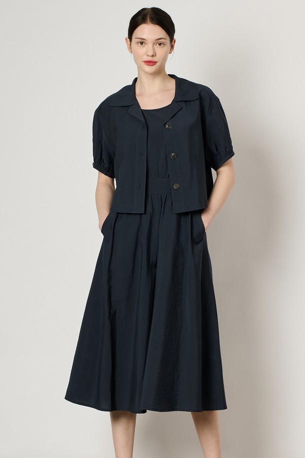 네이비 색상의 [24SU] 슬리브리스 원피스 & 블라우스 탑은 여성용으로, 레이온, 마, 면, 나일론, 폴리에스터 혼방 소재로 제작되어 여름철 일상복으로 적합합니다. 슬리브리스 원피스와 블라우스 세트로 구성되었으며, 허리 패널 봉제와 밑단 플레어 실루엣이 특징입니다. 우아한 무드의 무지 패턴 플레어 핏 원피스로, 안감이 있어 편안하게 착용할 수 있습니다.
