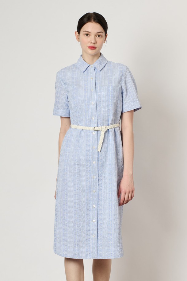 [24SU] 엠브로이더리 벨티드 원피스는 여성용 여름 원피스로, 얇은 두께감과 레귤러 핏으로 편안하게 착용할 수 있습니다. Light Blue 컬러의 엠브로이더리 패턴이 돋보이며, 클래식하고 베이직한 스타일을 연출합니다. 셔츠 원피스 디자인에 카라 네크라인과 벨트 디테일이 더해져 세련된 실루엣을 완성합니다.
