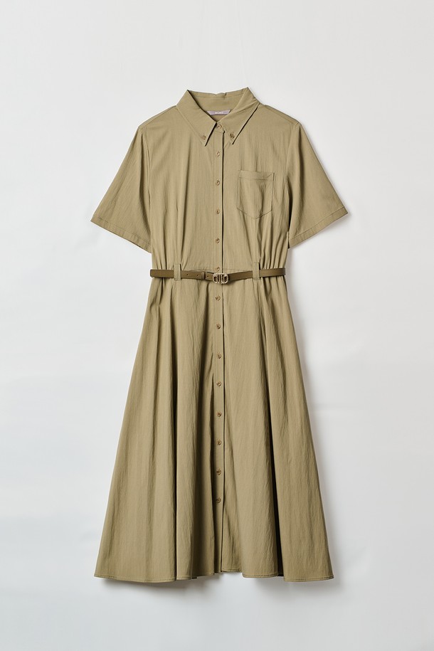 [24FA] 벨티드 핏앤플레어 원피스는 고급 소재를 사용하여 제작되었으며, 카키 색상의 우아하고 클래식한 무드를 선사합니다. 셔츠카라 디자인과 벨트 디테일이 돋보이며, 벨트는 조절이 가능하여 슬림한 상단 실루엣과 플레어 치마핏을 연출할 수 있습니다. 데일리룩은 물론 특별한 자리에도 잘 어울리는 봄, 가을 시즌 여성용 반소매 원피스입니다.
