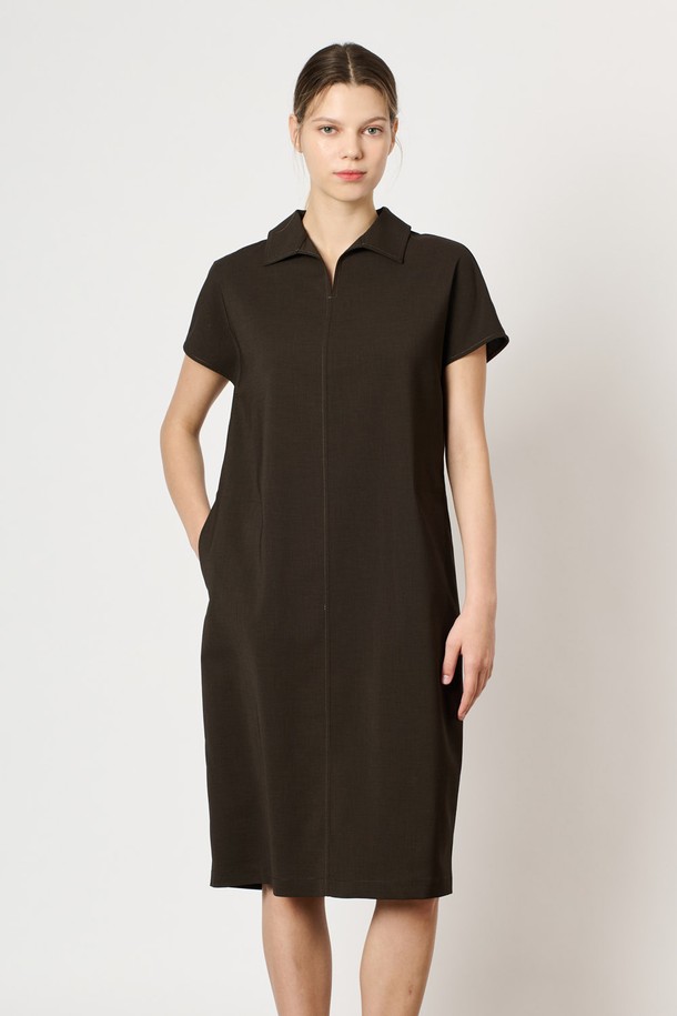 [24FA] 캡 슬리브 원피스는 브라운 색상의 여성용 캡 슬리브 원피스로, 폴리에스터, 폴리우레탄, 면 혼방 소재로 제작되었습니다. 포멀 핏에 서스카라 네크라인 디자인이며, 양 사이드 포켓과 적당한 기장감이 특징입니다. 무지 패턴으로 포멀 및 데일리룩에 모두 잘 어울리며, 세련된 스타일을 연출하기에 좋습니다.

