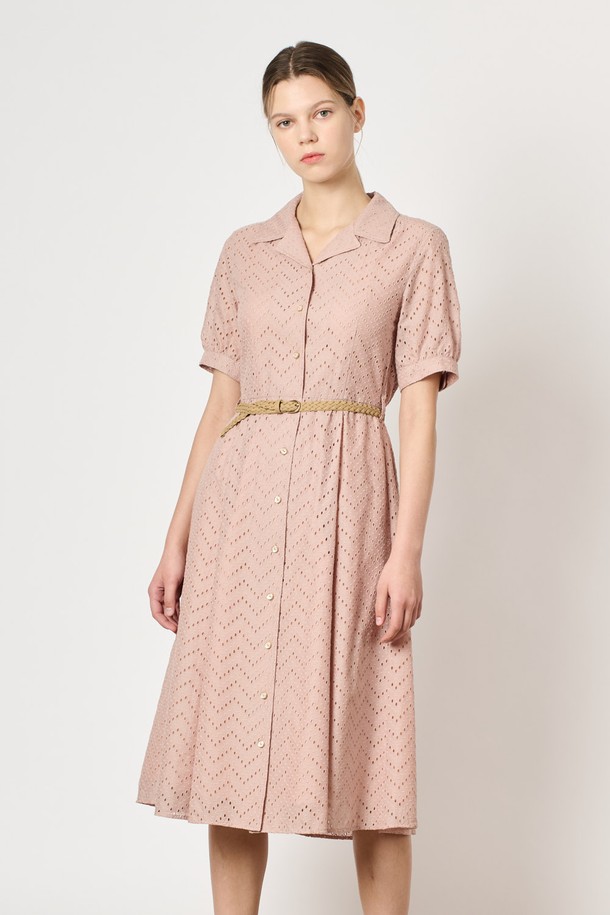 [24FA] 자수 벨티드 원피스는 라이트 핑크 색상의 면 소재 원피스로, 전면 퍼지 자수 디테일이 돋보입니다. 허리라인을 강조하는 벨트와 셔링, 볼륨 소매 디자인이 특징이며, A라인 치마 타입으로 우아하고 엘레강스한 무드를 연출합니다. 일상복으로 적합하며, 여름 시즌에 시원하게 착용할 수 있는 반소매 기장의 여성용 자수 벨티드 원피스입니다.
