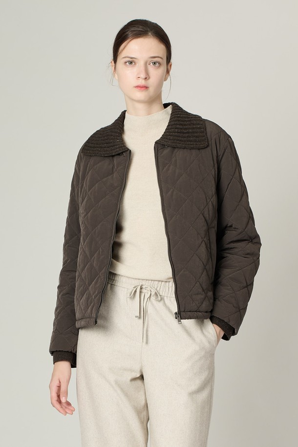 [24WT] 니트 카라 퀼팅 점퍼는 DARK BROWN과 LIGHT BEIGE 두 가지 색상으로 제공되며, 가을과 겨울에 따뜻하게 착용할 수 있는 여성용 아우터입니다. 부드러운 촉감의 폴리에스테르, 나일론, 울 혼방 소재에 퀼팅 패턴이 적용되어 캐주얼하면서도 베이직한 스타일을 연출합니다. 니트 카라 디자인, 사이드 포켓, 지퍼 클로징, 그리고 레귤러 핏으로 제작되어 편안한 착용감을 선사하며, 일상복으로 활용하기 좋습니다.
