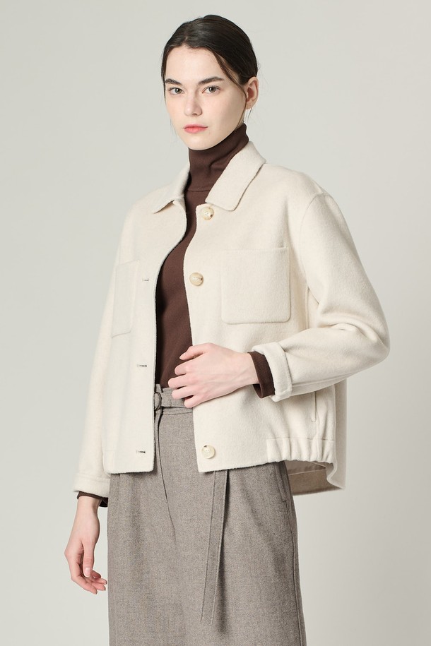 [24WT] 셔츠형 핸드메이드 재킷 - IVORY A4W9J10113는 여성용 아우터 자켓입니다. 아이보리 색상의 무지 패턴으로, 클래식하고 미니멀한 스타일을 연출합니다. 겨울철에 두꺼운 울 소재로 제작되어 부드러운 촉감을 선사하며, 크롭 기장과 셔츠 칼라, 버튼 여밈 방식, 포켓 디테일이 특징입니다. 레귤러핏으로 편안하게 착용 가능하며, 겨울 데일리룩, 오피스룩, 모임룩에 시크하게 매치할 수 있습니다.
