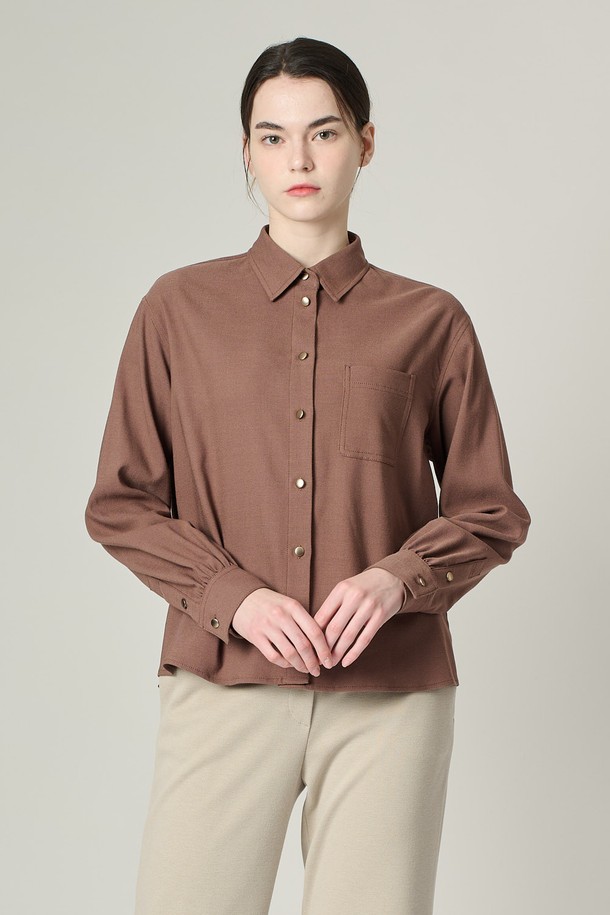 [24WT] 셔츠형 솔리드 브라우스 - 세피아 A4W9B40176는 여성용 셔츠형 솔리드 브라우스입니다. 가을, 겨울 시즌에 어울리는 미니멀하고 캐주얼한 스타일로, 차이나칼라와 긴 소매 기장이 특징입니다. 부드러운 촉감의 레이온, 폴리에스터, 울, 폴리우레탄, 면 혼방 소재로 제작되었으며, 레귤러핏으로 편안하게 착용 가능합니다. 세피아, 다크 그린 두 가지 색상으로 만나볼 수 있으며, 왼쪽 가슴 포켓과 앞면, 소매, 밑단 버튼 디테일로 포인트를 더했습니다. 출근룩, 오피스룩, 겨울 데일리룩 등 다양한 TPO에 활용할 수 있습니다.
