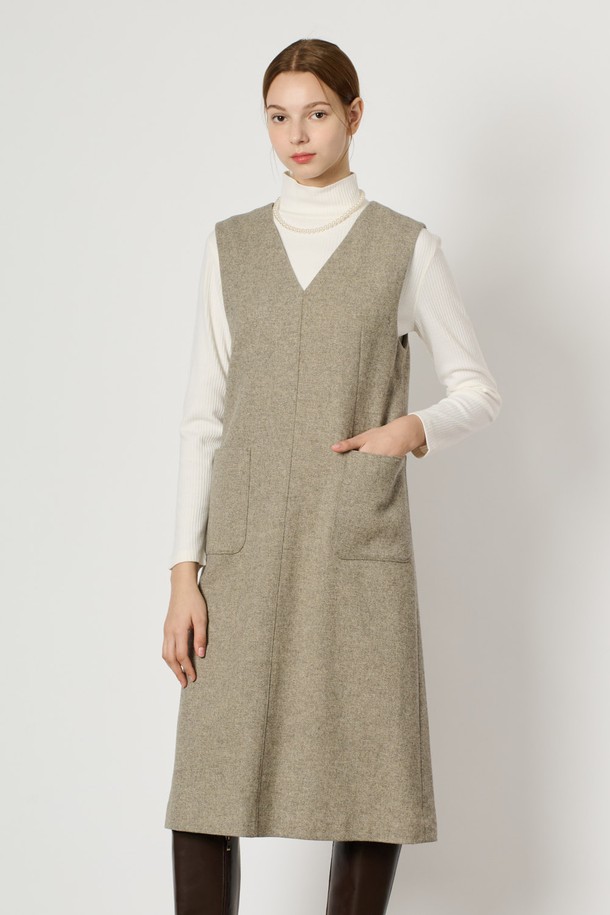 [24WT] 브이넥 점퍼형 원피스 - M GRAY B4WAO63516은 여성용으로, 겨울철 일상에서 우아하고 고급스러운 스타일을 연출할 수 있는 제품입니다. 모, 나일론, 폴리에스터, 레이온, 폴리우레탄 혼방 소재로 제작되어 두께감이 있고 부드러운 촉감을 자랑하며, 안감과 포켓 디테일이 더해져 실용성을 높였습니다. 무지 패턴의 A라인 루즈핏 점퍼형 원피스로, 브이넥 디자인과 긴소매가 특징이며 깔끔한 실루엣을 선사합니다.
