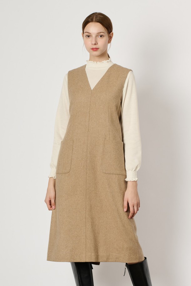 [24WT] 브이넥 점퍼형 원피스는 부드러운 촉감의 모, 나일론, 폴리우레탄, 폴리에스터, 레이온 혼방 소재로 제작되어 따뜻하고 편안한 착용감을 선사합니다. 심플하고 세련된 디자인의 H라인 핏에 무지 패턴과 긴 소매, 두꺼운 두께감으로 겨울철 격식 있는 자리와 일상에서 모두 활용 가능하며, 넉넉한 포켓 디테일로 실용성을 더했습니다. M BEIGE 및 M GRAY 두 가지 색상으로 만나볼 수 있으며, 다양한 아이템과 손쉽게 매치하여 스타일리시한 연출이 가능합니다.
