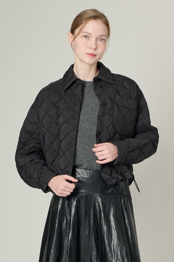 [25SS] 셔츠형 덕 재킷 - BLACK A5S1G87099는 여성용 아우터로, 봄 시즌에 착용하기 좋은 덕 재킷입니다. 블랙과 카멜 두 가지 색상으로 출시되었으며, 일상, 출근룩, 오피스룩, 모임룩 등 다양한 TPO에 매치하기 좋습니다. 퀼팅 패턴의 슬림핏 디자인으로 스마트하고 클래식한 스타일을 연출하며, 가볍고 부드러운 착용감을 선사합니다. 긴 소매에 버튼 여밈 방식이며, 오리 솜털 90%, 오리 깃털 10%의 충전재와 폴리에스터 안감으로 보온성을 더했습니다.
