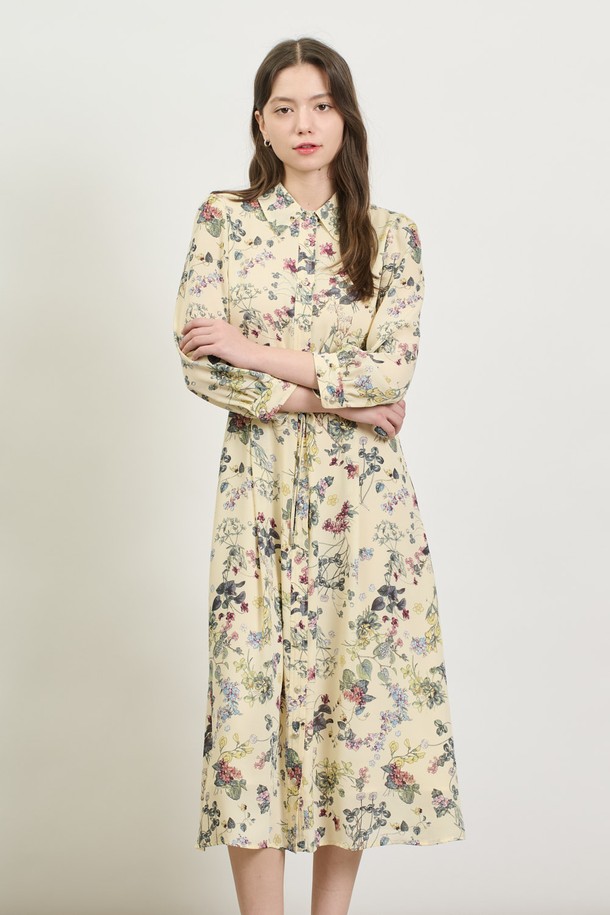 [25SP] 플로럴 프린트 원피스는 부드러운 폴리에스터 소재의 플로럴 원피스로, CREAM과 NAVY 색상으로 제공됩니다. 슬림핏 디자인에 벨트로 허리 조절이 가능하며, 긴소매와 소매 단추 디테일, 안감까지 갖춰 우아하고 로맨틱한 무드를 연출합니다. 봄 시즌 일상 또는 데이트룩으로 제격입니다.
