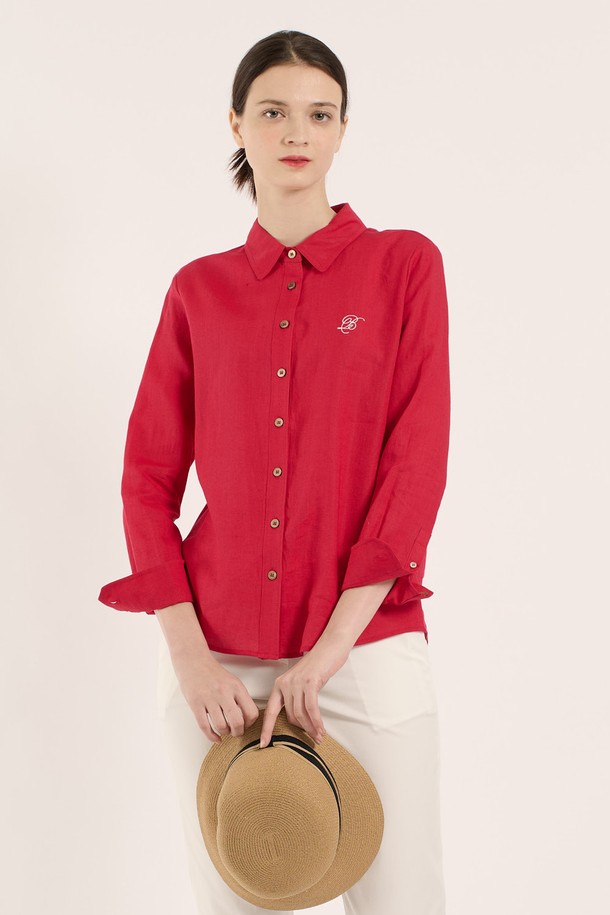 [25SM] 린넨 베이직 셔츠는 레드 색상의 여성용 셔츠로, 린넨과 면 혼방 소재로 제작되어 여름철에도 시원하고 쾌적하게 착용할 수 있습니다. 레귤러핏에 차이나칼라 디자인으로, 베이직하면서도 클래식한 스타일을 연출하며, 포켓 디테일과 롤업 가능한 긴 소매가 특징입니다. 얇고 부드러운 촉감의 무지 패턴 셔츠로, 일상복으로 활용하기 좋고 통기성이 우수하며 버튼으로 여밀 수 있습니다.
