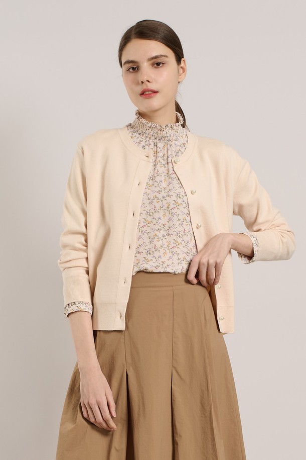 [25SS] 진주버튼 가디건은 부드러운 레이온, 폴리에스터, 나일론 혼방 소재로 제작되었으며, 라이트 베이지와 M VIOLET 색상으로 만나보실 수 있습니다. 우아하고 여성스러운 무드를 연출하는 이 가디건은 라운드넥 디자인에 진주 버튼 디테일을 더해 세련미를 강조했으며, 신축성이 뛰어나 편안한 착용감을 제공합니다. 밀도 있는 짜임과 아우터 및 탑 겸용으로 활용 가능한 디자인으로, 봄 시즌 데일리룩에 스타일을 더해보세요.
