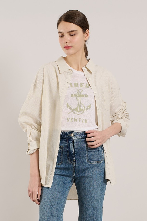 [25SS] 스트라이프 블라우스는 옐로우 색상의 은은한 스트라이프 패턴이 돋보이는 여성용 긴소매 블라우스입니다. 면과 폴리에스터 혼방 소재로 부드러운 촉감을 제공하며, 루즈핏 디자인으로 편안하게 착용 가능하고 힙선 기장으로 다양한 코디에 활용하기 좋습니다. 앞단작 단추 여밈 방식과 칼라 네크라인 디자인이 특징이며, 베이직한 스타일로 일상에서 부담 없이 즐겨 입을 수 있습니다.
