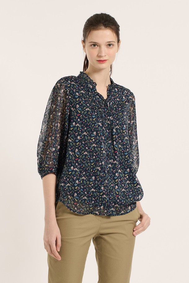 [25SM] 플로럴 프릴 블라우스는 네이비 색상의 시폰 소재로 제작된 여성용 블라우스입니다. 플라워 패턴과 프릴 디테일이 돋보이며, 7부 소매의 라운드넥 디자인으로 우아하고 클래식한 무드를 연출합니다. 얇고 부드러운 촉감으로 봄, 여름철 일상복으로 적합하며, 시스루 소재와 버튼 디테일이 더해져 여성스러운 매력을 더합니다.
